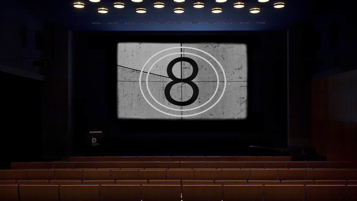 Platzhalter Kinoprogramm 1 Ein leerer Kinosaal mit einer 8 auf der Leinwand.