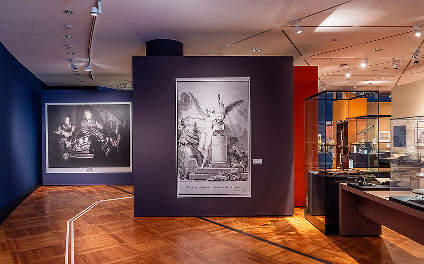 Objekte im Ausstellungsraum.